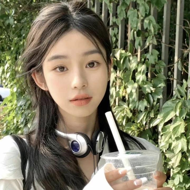 一线女星又出大瓜：机场牵手女助理，评论区沦陷，短时间内